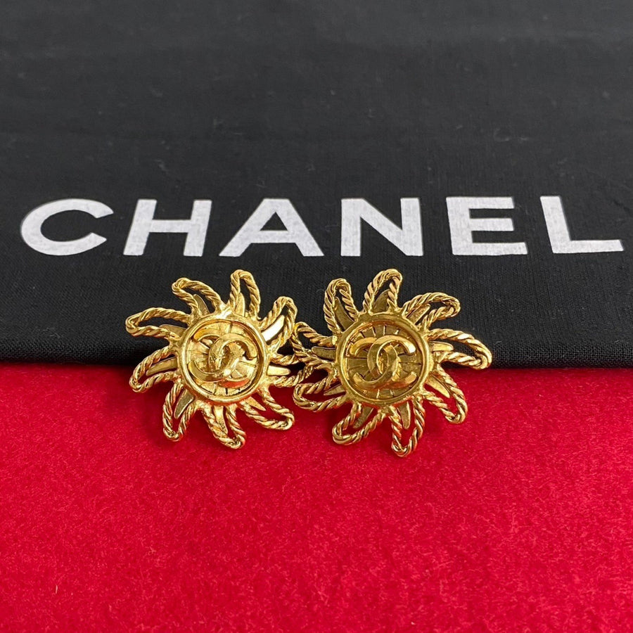 Chanel unburt Earring Gold