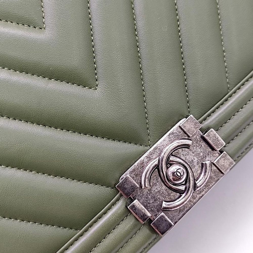 Chanel Chevron Boy Bag New Medium (8524603)