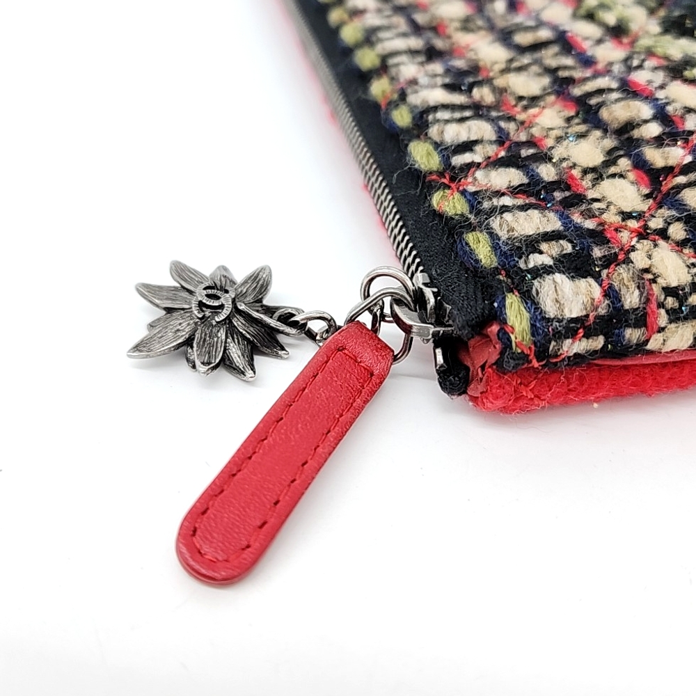 Chanel Charm Decorated Tweed Clutch New Medium (10117147)